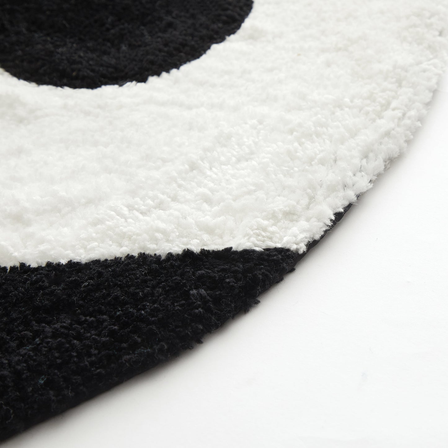 Mainstays 30" x 30" Yin Yang Shaped Rug, Black & White